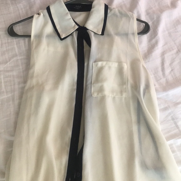 woman’s blouse - Picture 1 of 5